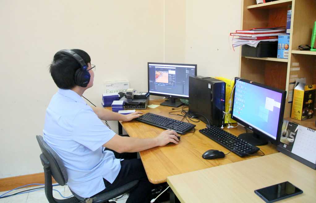 Kỹ thuật viên Trung tâm thực hiện số hóa tư liệu video từ các băng hình analog thành dữ liệu số để lưu trữ và sử dụng cho hoạt động báo chí truyền thông.