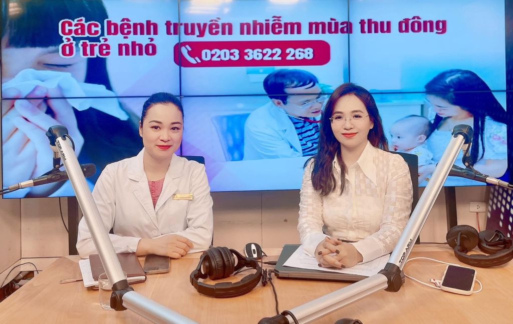 Biên tập viên Phòng Biên tập phát thanh, Trung tâm Truyền thông tỉnh, thực hiện chương trình phát thanh trực tiếp