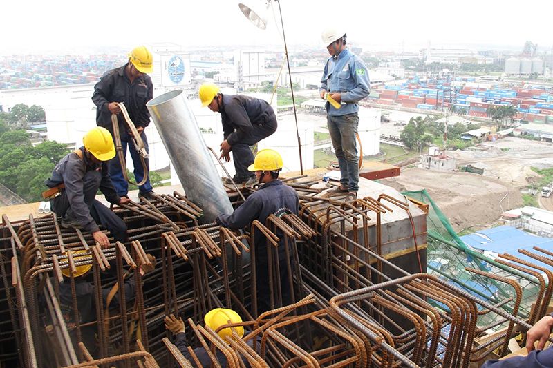 Ngày Tết, mọi người đều mong muốn thu xếp về nhà đoàn tụ cùng gia đình. Tuy nhiên, đối với những người thợ thi công cầu Bạch Đằng, Tết Nguyên đán 2018 là không nghỉ.