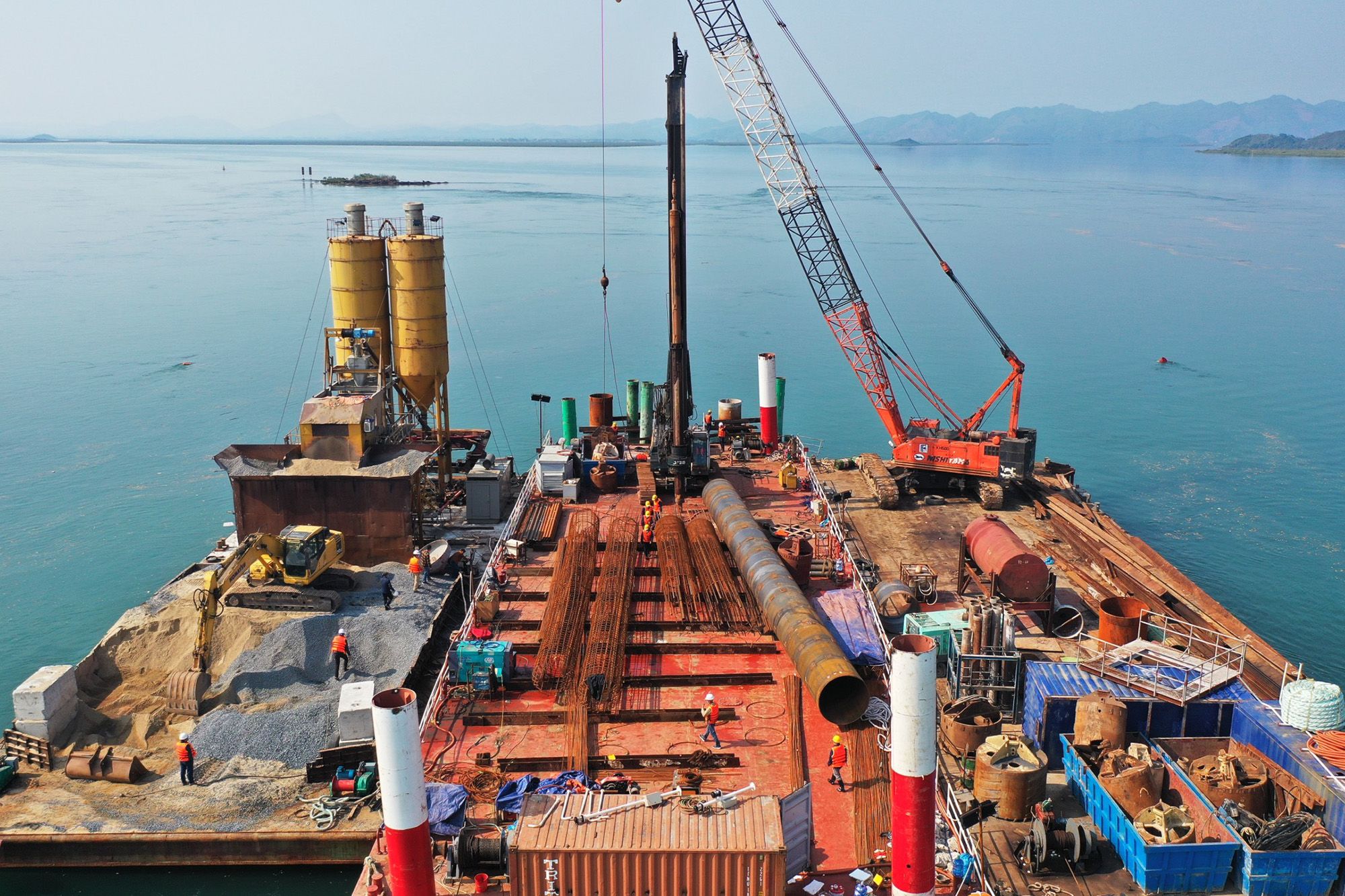Mùng 2 Tết trên công trường thi công cầu Vân Tiên