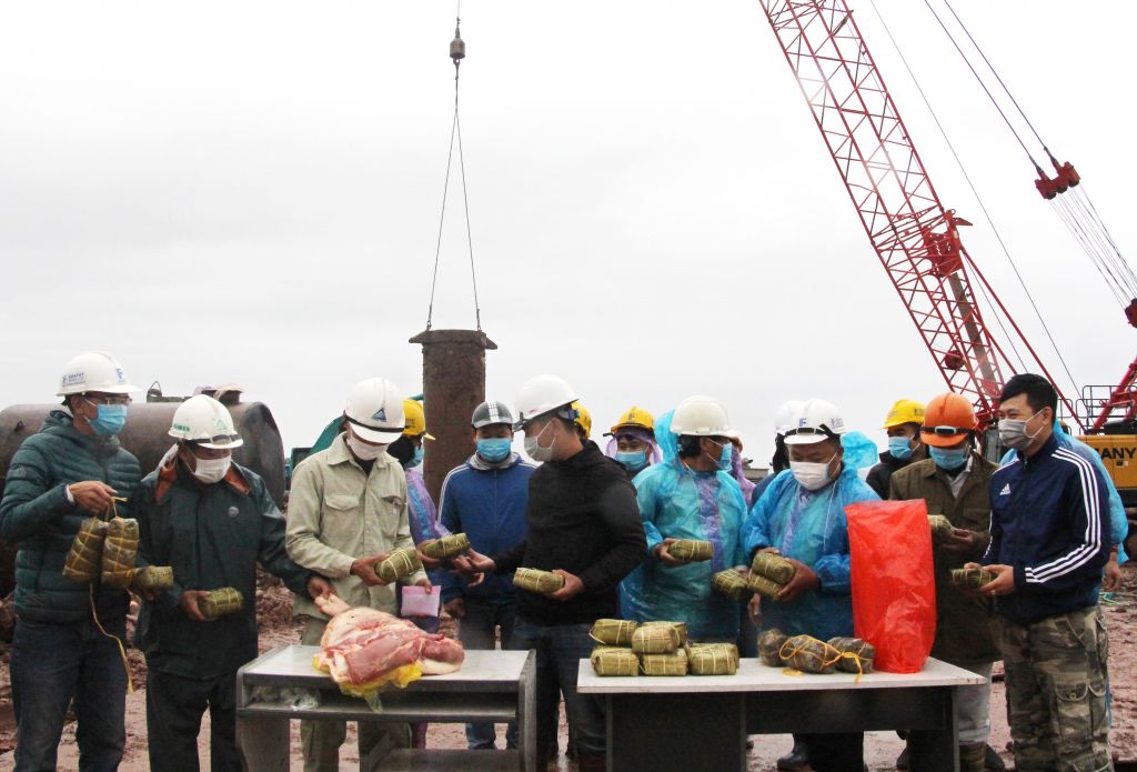 Niềm vui của các cán bộ, kỹ sư, công nhân lao động khi được nhận những món quà dịp Tết thiết thực và ý nghĩa của tỉnh.