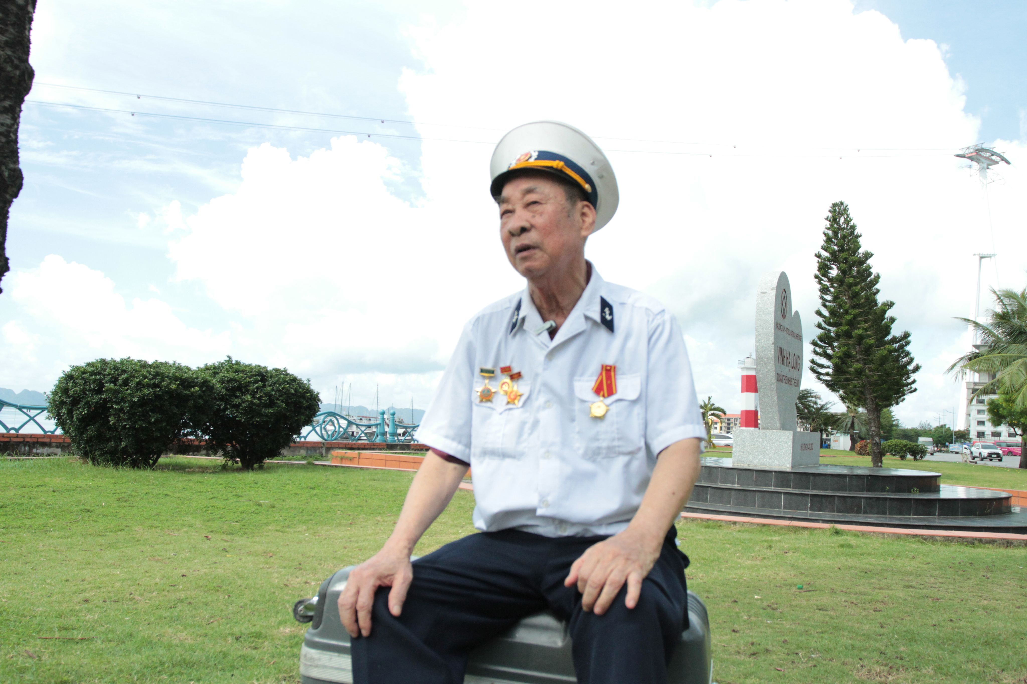 CCB Hoàng Văn Minh, nguyên chiến sĩ cờ tay của tàu 333, trầm ngâm bên dòng Cửa Lục nhớ về đồng đội cũ.