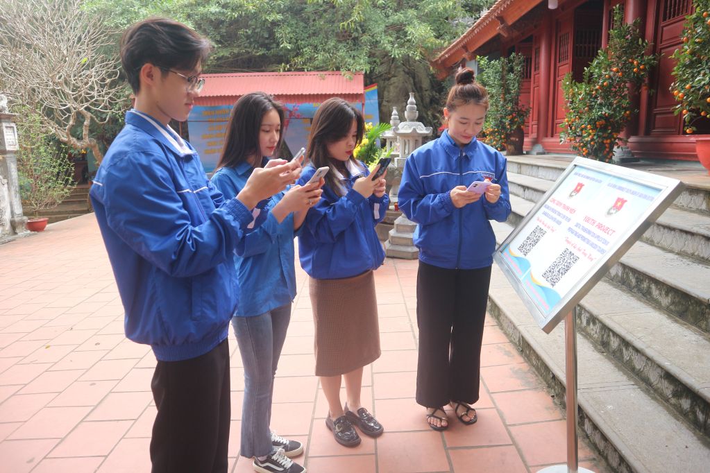 Đền thờ vua Lý Anh Tông (thị trấn Cái Rồng) được ĐVTN gắn mã QR. Ản:h Nguyễn Duy