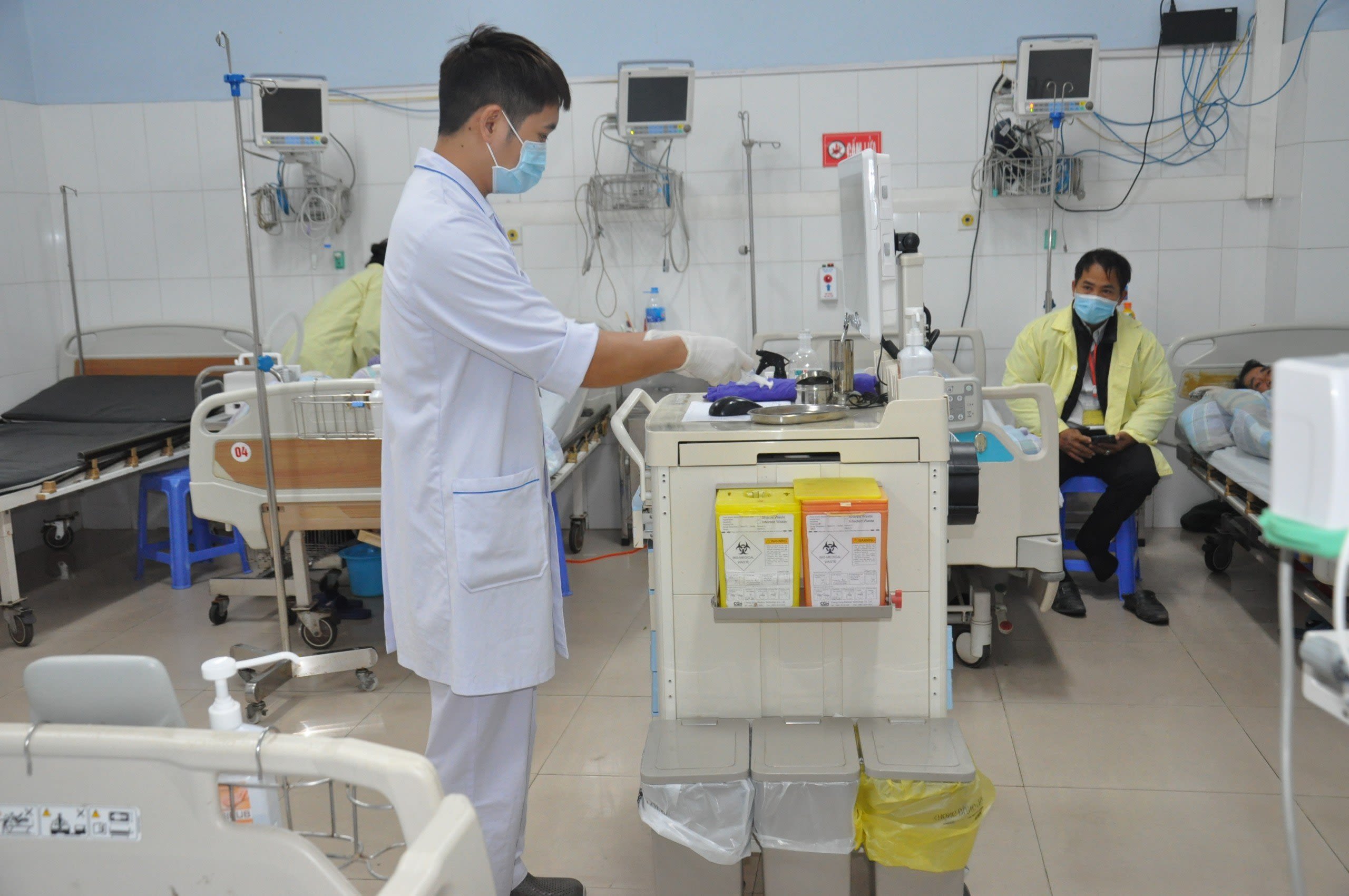 Các y tá Bệnh viện Bãi Cháy sử dụng xe tiêm để lấy thông tin cấp, phát thuốc, tiêm cho bệnh nhân một cách chính xác nhất.