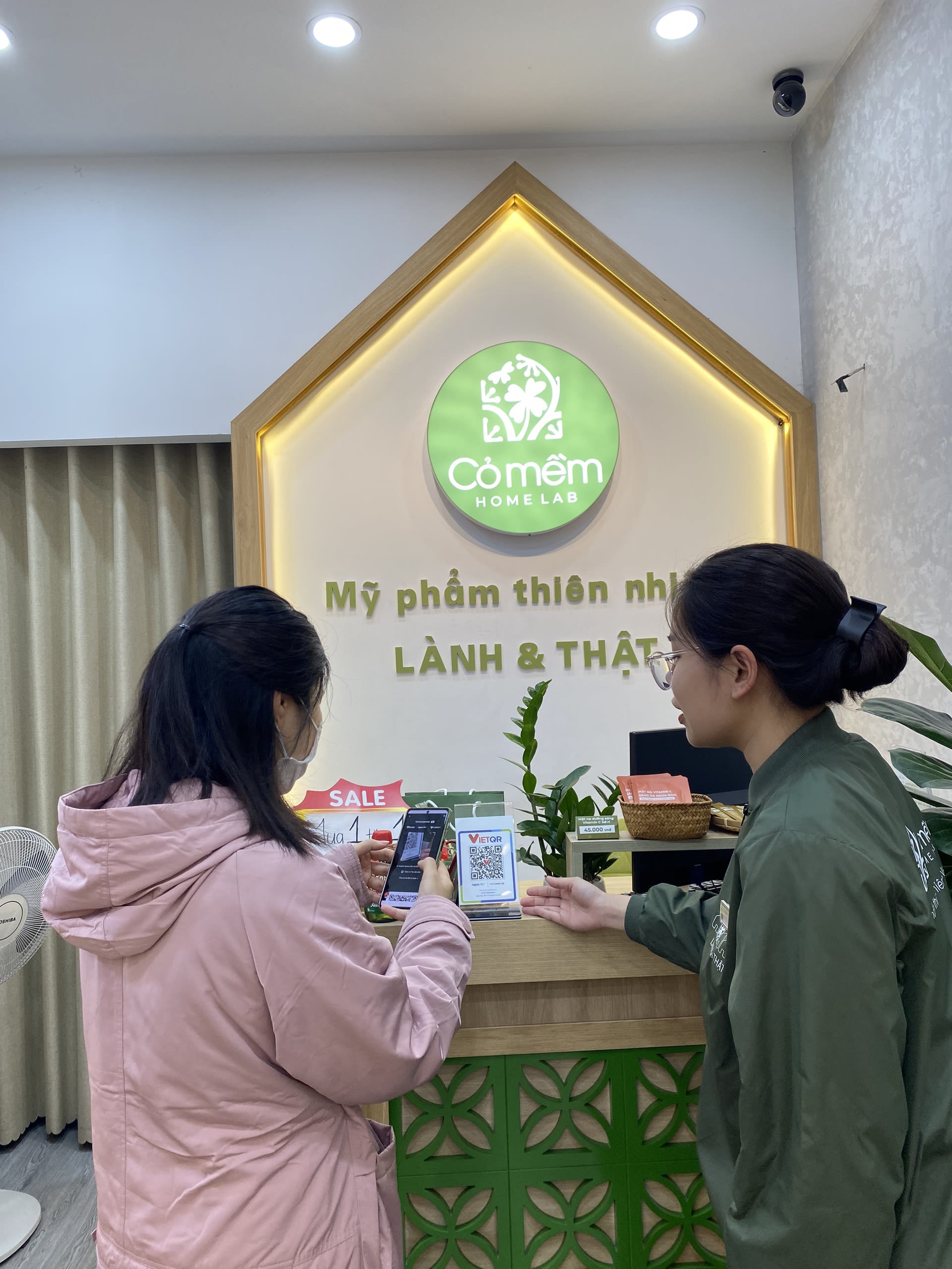 Thanh toán không dùng tiền mặt dần phổ biến với người dân TP Hạ Long.