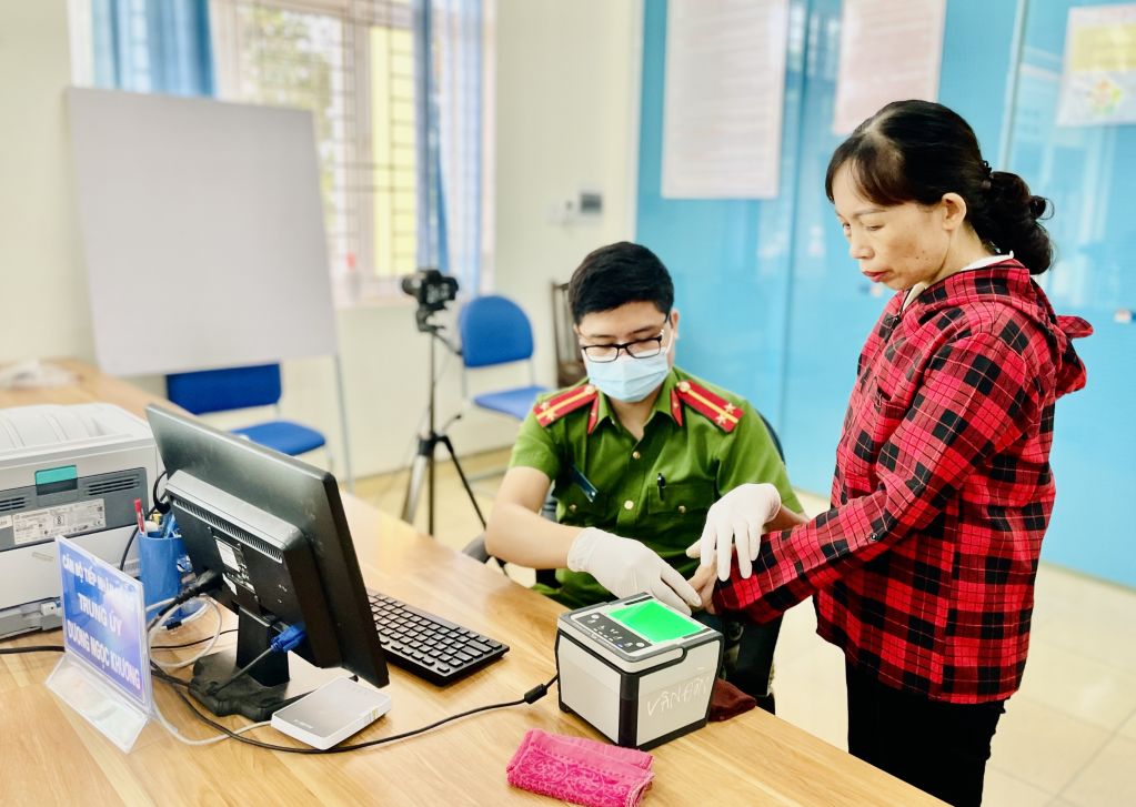 Công an huyện Vân Đồn nhận và cấp tài khoản định danh điện tử cho người dân. Ảnh: Khánh Hằng
