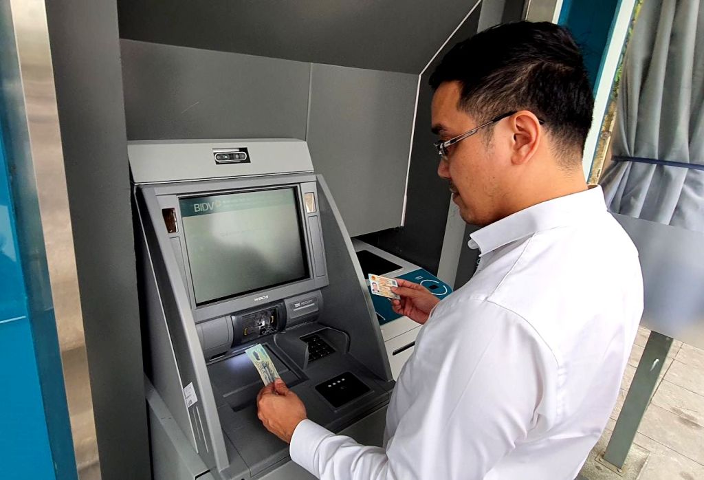 Chi nhánh BIDV Quảng Ninh triển khai sử dụng CCCD gắn chíp để nộp và rút tiền thông qua máy giao dịch tự động đa năng. Ảnh: Ngọc Trâm
