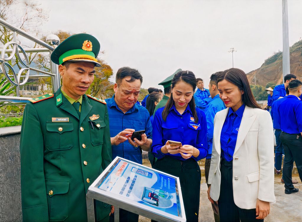 Phó Bí thư Tỉnh đoàn Nguyễn Phương Thảo tham quan công trình ứng dụng mã QR-Code tuyên truyền giới thiệu về Cửa khẩu Bắc Phong Sinh – cột mốc quốc gia 1344 do Huyện đoàn Hải Hà thực hiện. Ảnh: Vân Anh