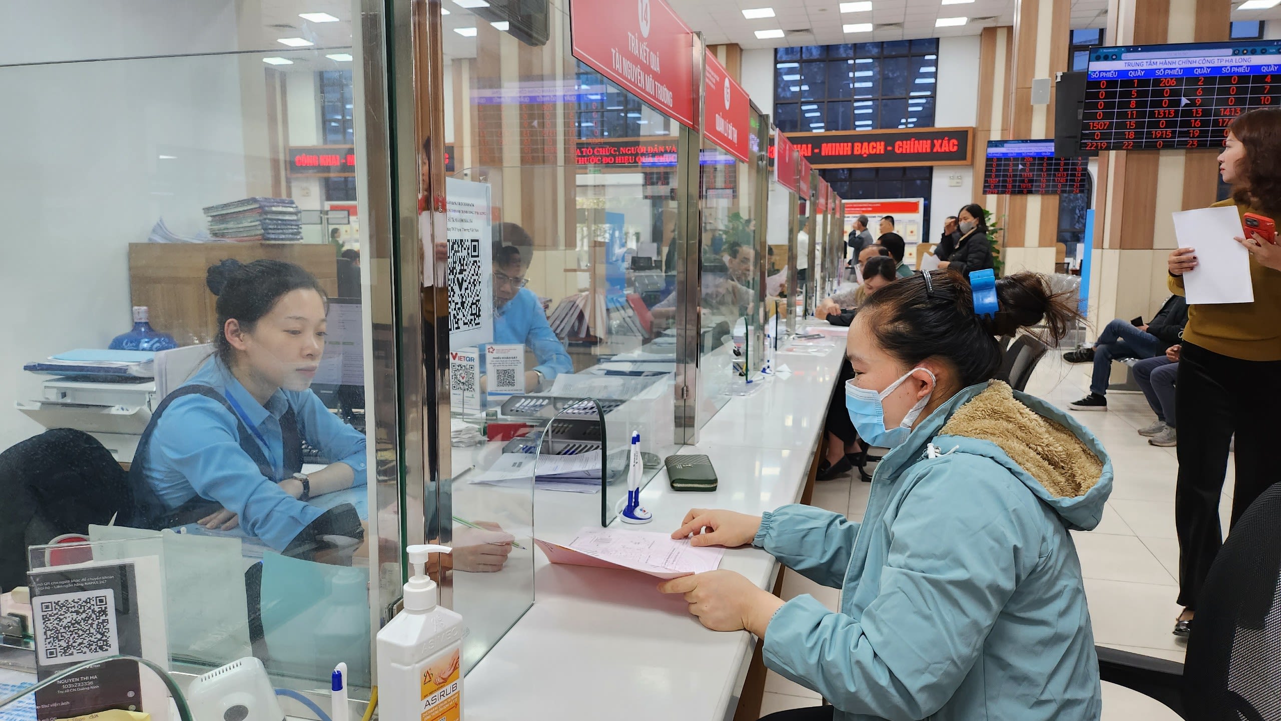 Người dân thực hiện TTHC tại Trung tâm HCC TP Hạ Long.