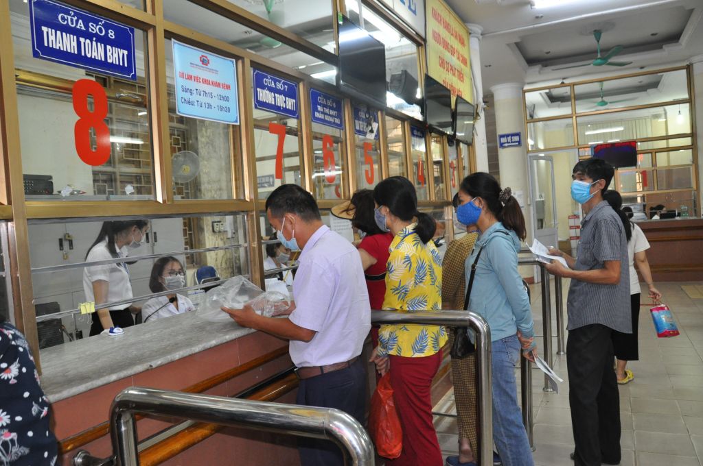Người dân sử dụng thẻ căn cước công dân gắn chíp làm thủ tục khám, chữa bệnh tại Bệnh viện Đa khoa tỉnh.