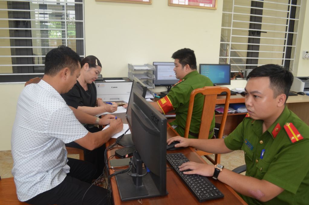 Cán bộ chiến sỹ Công an xã Tân Dân (TP Hạ Long) làm việc tại trụ sở Công an xã mới khánh thành.