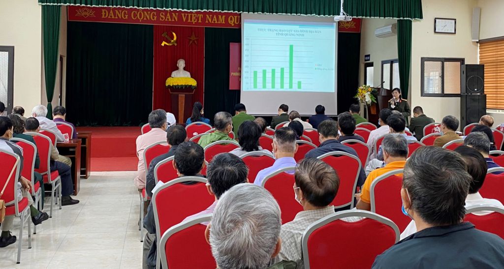 Phòng Xây dựng phong trào Toàn dân bảo vệ an ninh Tổ quốc Công an tỉnh ứng dụng công nghệ thông tin trong các hội nghị tuyên truyền, phổ biến pháp luật.