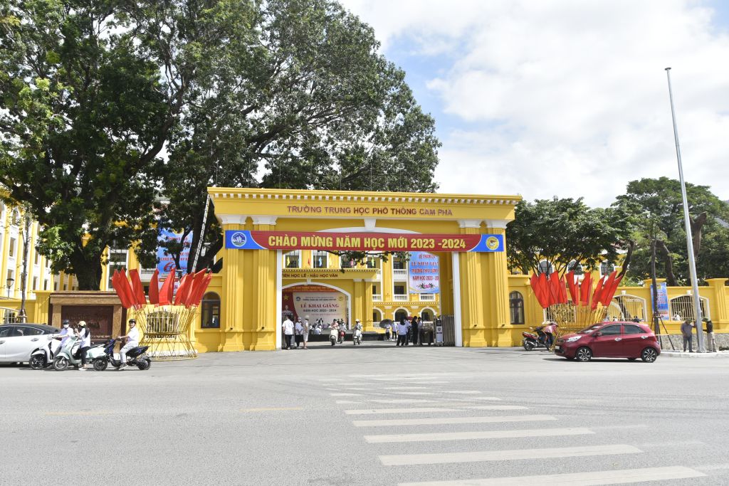 Trường THPT Cẩm Phả mới xây là công trình chào mừng 60 năm thành lập tỉnh và là điểm nhấn về hạ tầng hiện đại của thành phố trẻ.