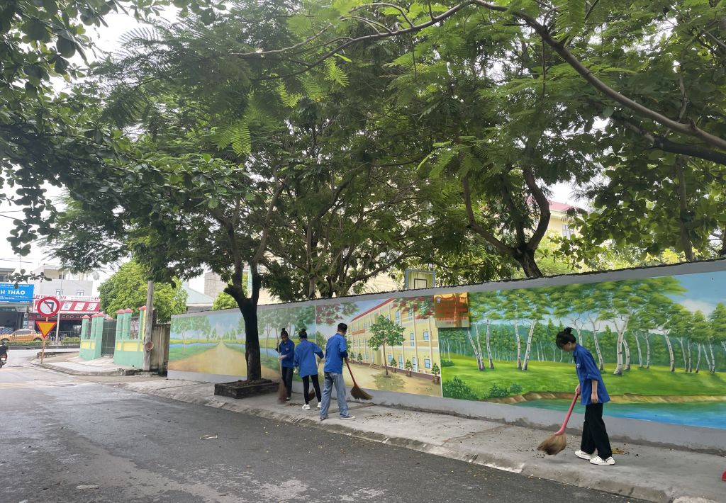 Những bức tranh tường tại khu vực bên ngoài Trường THPT Lương Thế Vinh (TP Cẩm Phả) rực rỡ, nhiều màu sắc giúp cảnh quan thêm sáng, xanh, sạch, đẹp.