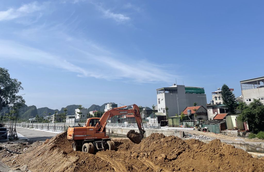 Công trình cải tạo tuyến đường và mương giáp ranh phường Cẩm Bình và phường Cẩm Đông (TP Cẩm Phả) được gắn biển chào mừng kỷ niệm 60 năm Ngày thành lập tỉnh.