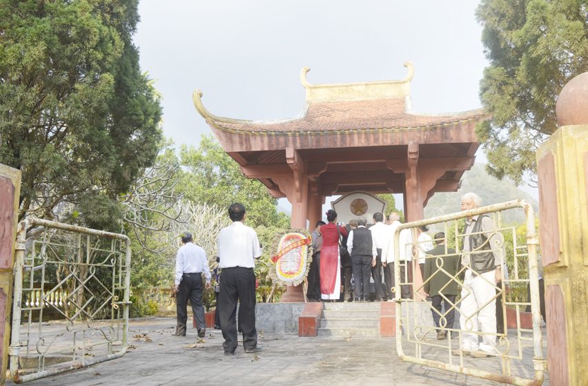 Du khách dâng hương tại bia lưu niệm căn cứ địa Sơn Dương, huyện Hoành Bồ, nơi thành lập Đại đội Hồ Chí Minh. Ảnh: Phạm Học