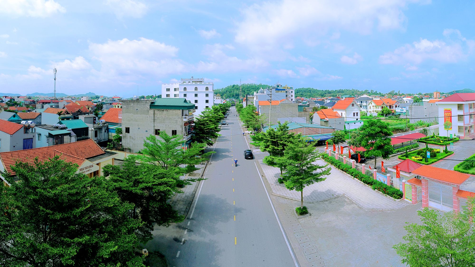 Tuyến phố Sư Tuệ (phường Đông Triều), một trong những tuyến phố đẹp nhất của thị xã hiện nay. Ảnh: Lê Đại (CTV)