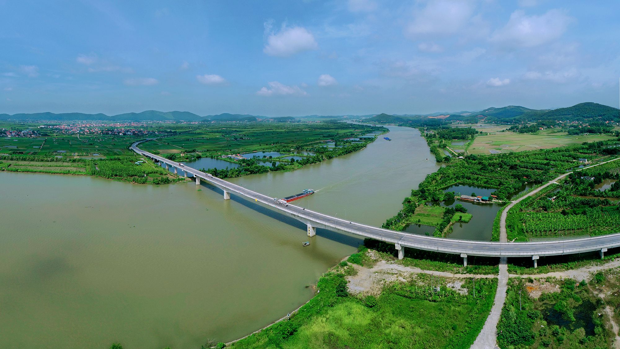 Cầu Triều (TX Đông Triều) kết nối đồng bộ với tuyến đường ven sông nối với cao tốc Hạ Long - Hải Phòng qua TX Quảng Yên, TP Uông Bí. Ảnh: Lê Đại (CTV)