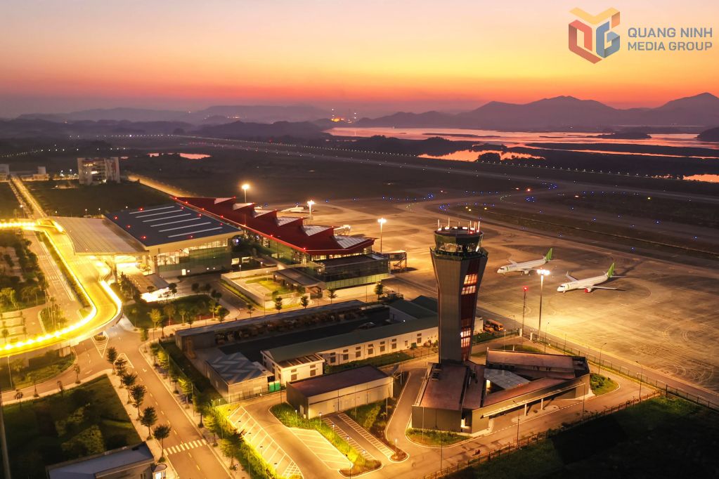 Cảng hàng không quốc tế Vân Đồn 4 năm liên tiếp (2020-2023) được Tổ chức Giải thưởng du lịch thế giới (World Travel Awards - WTA) vinh danh là “Sân bay khu vực hàng đầu châu Á”. Ảnh: Đỗ Phương