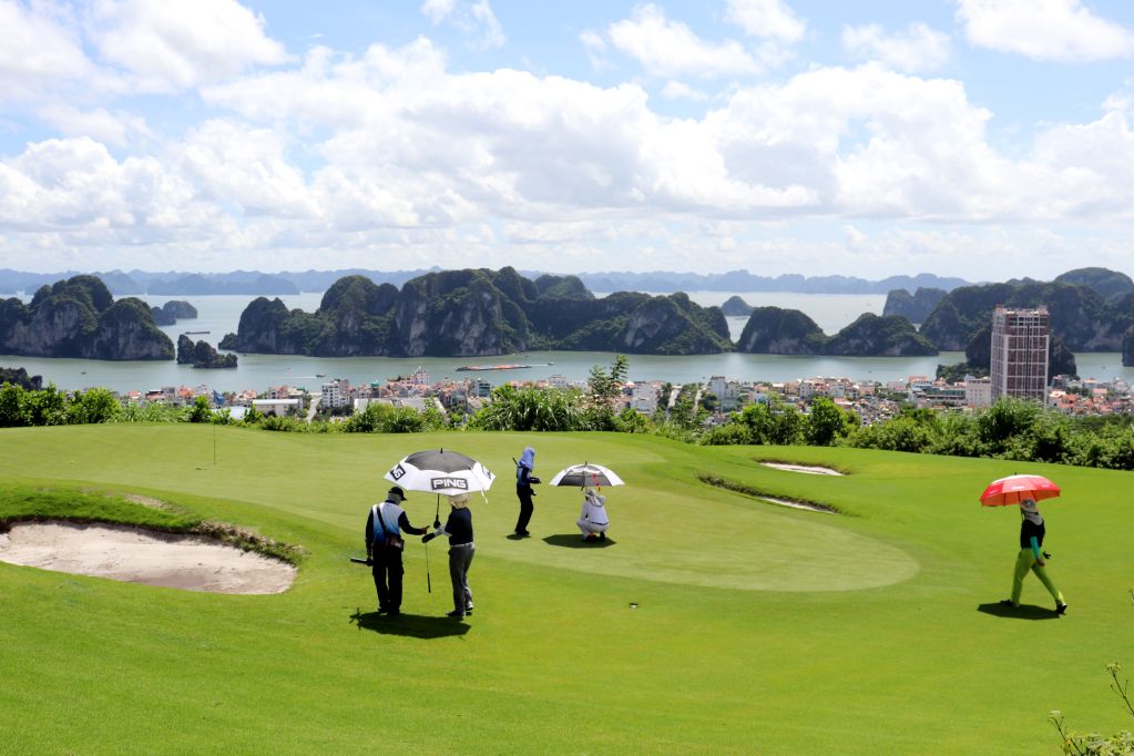 Sân golf FLC Hạ Long thu hút đông đảo golf thủ đến trải nghiệm.