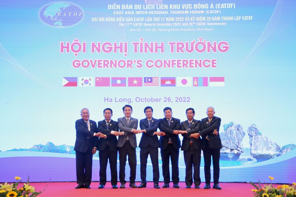 Tỉnh trưởng các tỉnh thành viên EATOF nắm tay thể hiện sự đoàn kết, thống nhất Tuyên bố chung tại Đại hội đồng Diễn đàn du lịch liên khu vực Đông Á (EATOF) lần thứ 17 tổ chức tại Quảng Ninh (tháng 10/2022). Ảnh: Minh Hà