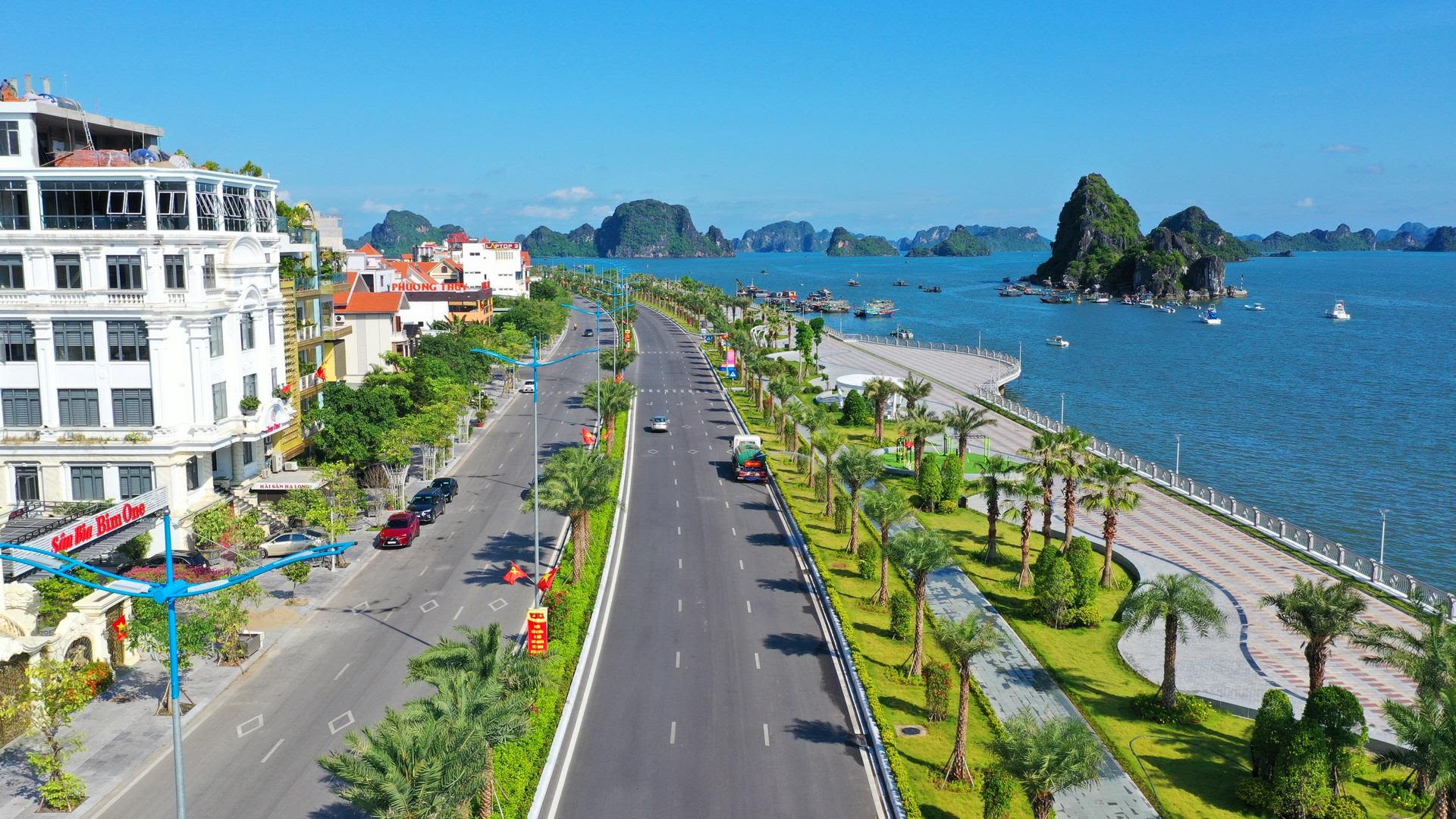 Mặt đường Trần Quốc Nghiễn mở rộng từ 4 lên 6 làn xe với hệ thống điện chiếu sáng, khuôn viên xanh, đẹp. Ảnh Hùng Sơn