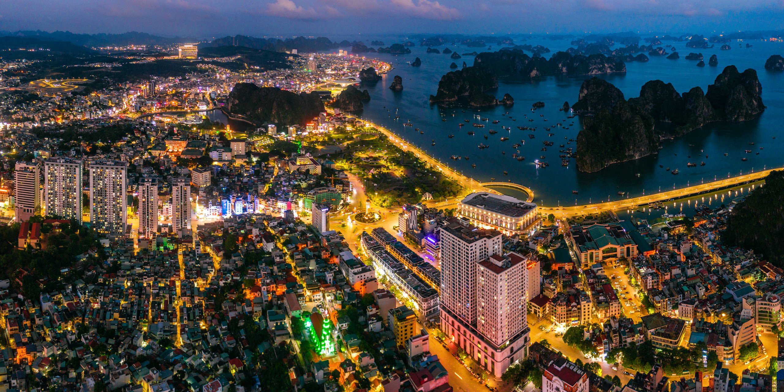 Hạ Long lên đèn. Ảnh: Nguyễn Đức Thành