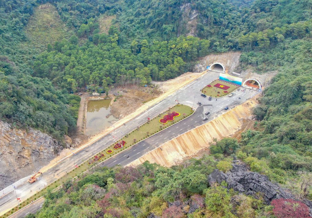 Hầm xuyên núi (đường bao biển Hạ Long - Cẩm Phả) nhìn từ trên cao.