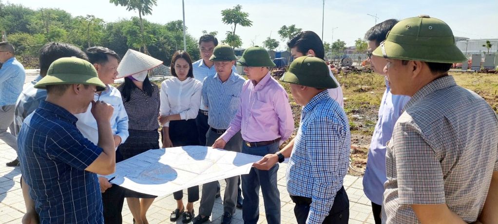 Đoàn giám sát HĐND tỉnh nghe chủ đầu tư báo cáo về tiến độ cũng như những khó khăn, vướng mắc trong triển khai thực hiện Dự án Khu dân cư đô thị Km3, Km4, phường Hải Yên (Móng Cái).