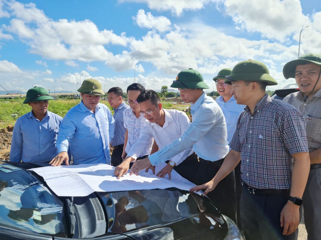 Lãnh đạo HĐND TX Quảng Yên giám sát việc triển khai xây dựng khu tái định cư tại phường Phong Hải. HĐND TX Quảng Yên giám sát việc triển khai xây dựng khu tái định cư tại phường Phong Hải. Ảnh Nguyễn Chiến