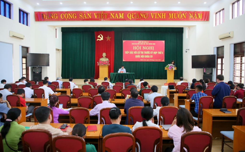 Đồng chí Vũ Hồng Thanh, Ủy viên BCH Trung ương Đảng, Ủy viên Ủy ban Thường vụ Quốc hội, Chủ nhiệm Ủy ban Kinh tế Quốc hội, Đại biểu Quốc hội (ĐBQH) tỉnh Quảng Ninh tiếp xúc với cử tri huyện Bình Liêu vào tháng 4/2022. Ảnh: Minh Hà