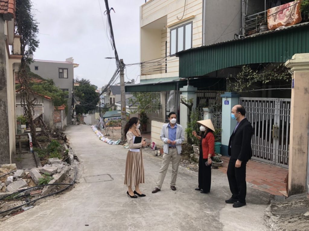 Đoàn giám sát của HĐND tỉnh nghe UBND huyện Hải Hà và Công ty TNHH KCN Texhong Việt Nam báo cáo về những nguyên nhân khiến dự án khu nhà ở công nhân diện tích 23ha chậm được triển khai (tháng 11-2022). Ảnh: Hữu Việt