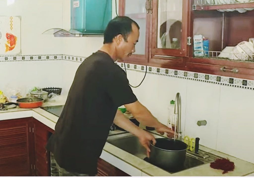 Người dân xã Sông Khoai, TX Quảng Yên, sử dụng nước sạch do Công ty CP Nước sạch Quảng Ninh cung cấp.