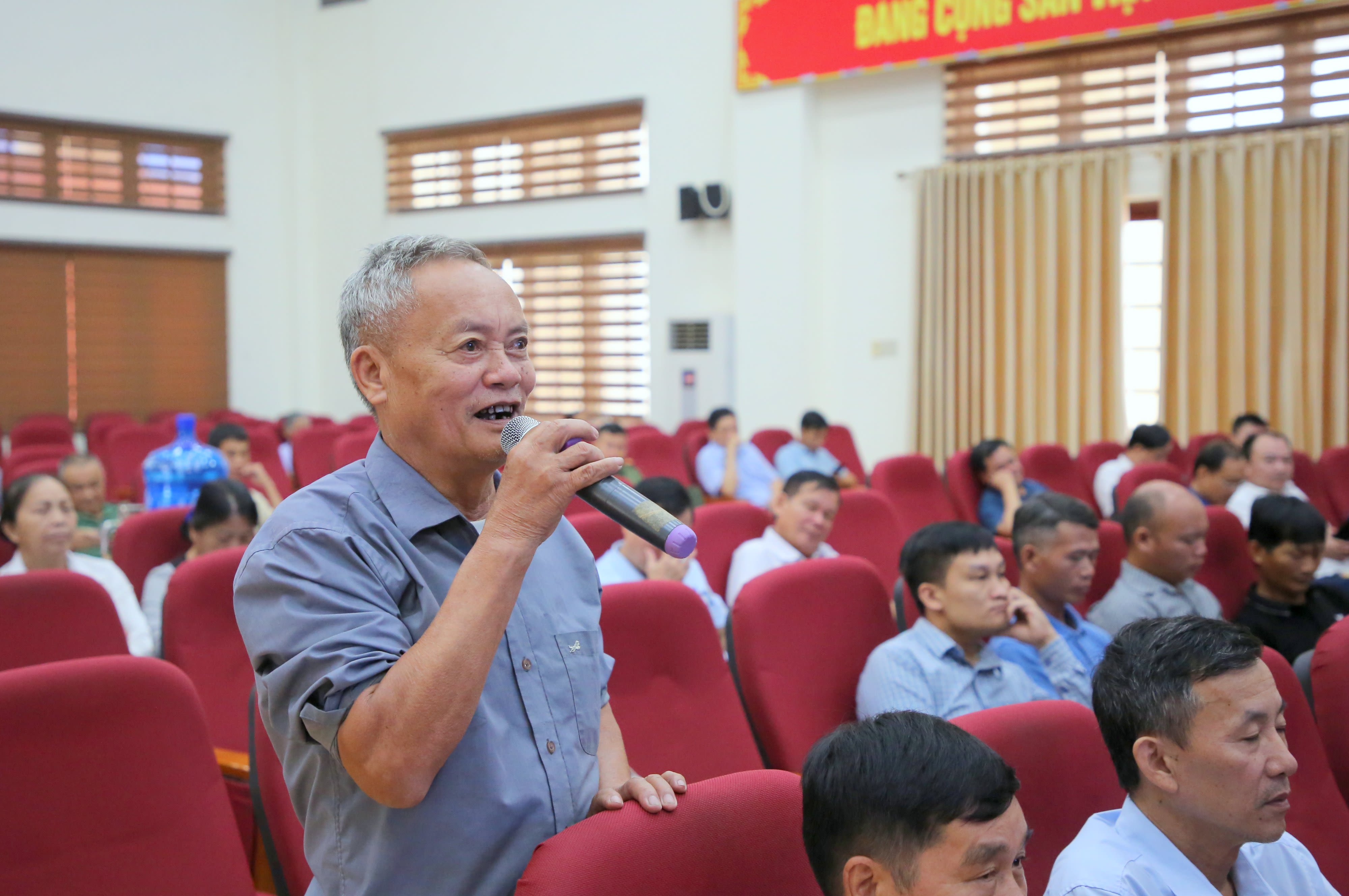 Cử tri huyện Đầm Hà phát biểu ý kiến, kiến nghị tại hội nghị tiếp xúc cử tri. Ảnh: Minh Hà
