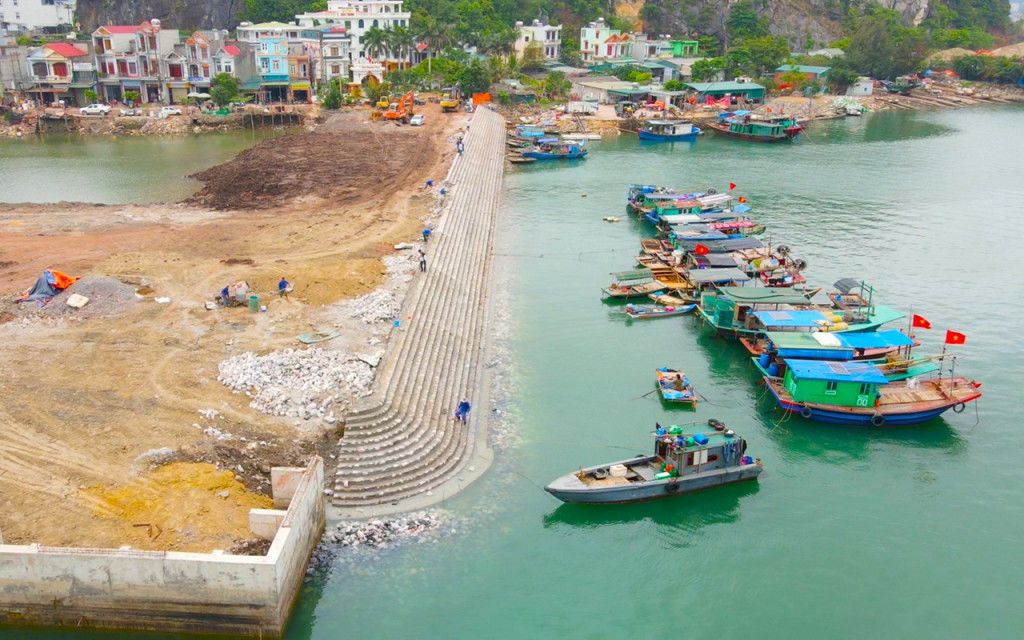 Kiến nghị đẩy nhanh tiến độ Khu neo đậu tránh trú bão cấp vùng kết hợp cảng cá loại I tại thị trấn Cái Rồng, huyện Vân Đồn đã được giải quyết. Ảnh: Thu Trang
