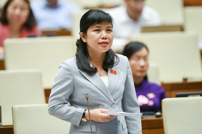 Đại biểu Nguyễn Thị Thu Hà, Phó trưởng đoàn Đại biểu Quốc hội tỉnh chất vấn tại Kỳ họp thứ 4, Quốc hội khóa XV về tình trạng “trên trải thảm, dưới trải đinh”, vẫn còn tư tưởng “làm ít, sai ít”…