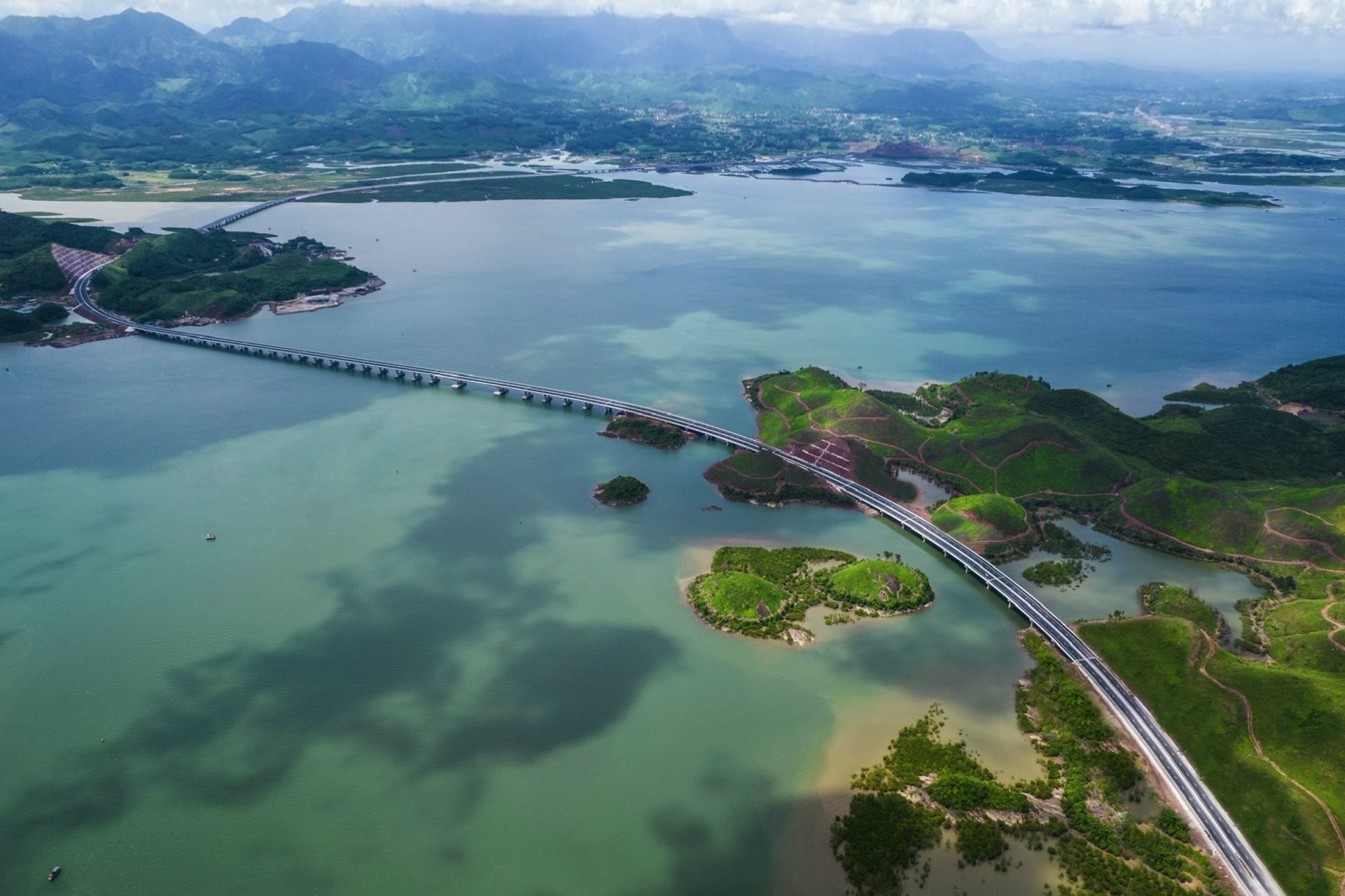 Trục cao tốc dọc tỉnh dài 176km là hạ tầng giao thông tiêu biểu được Quảng Ninh hoàn thành sau 7 năm. Công trình mang ý nghĩa đột phá của ngành GTVT Việt Nam trong huy động nguồn lực đầu tư hạ tầng giao thông.