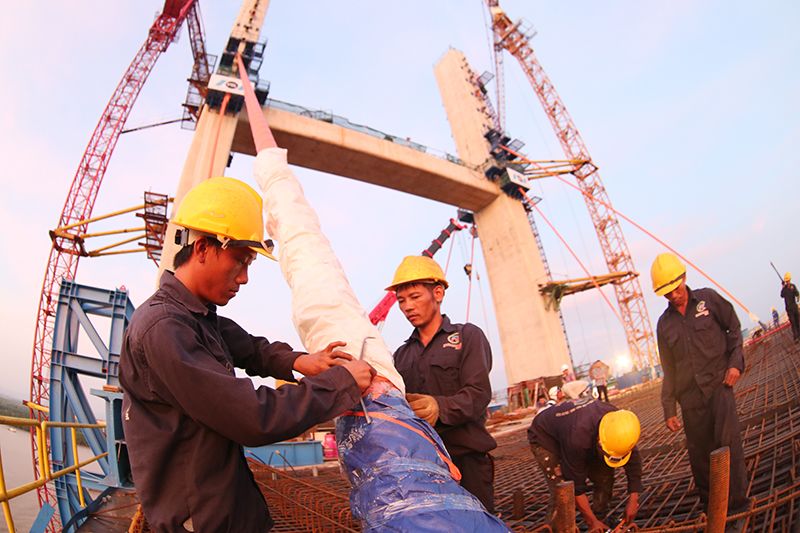 Những bó cáp đảm nhận vai trò níu giữ khối đúc dầm hộp đúc hẫng K1 được căng kéo.