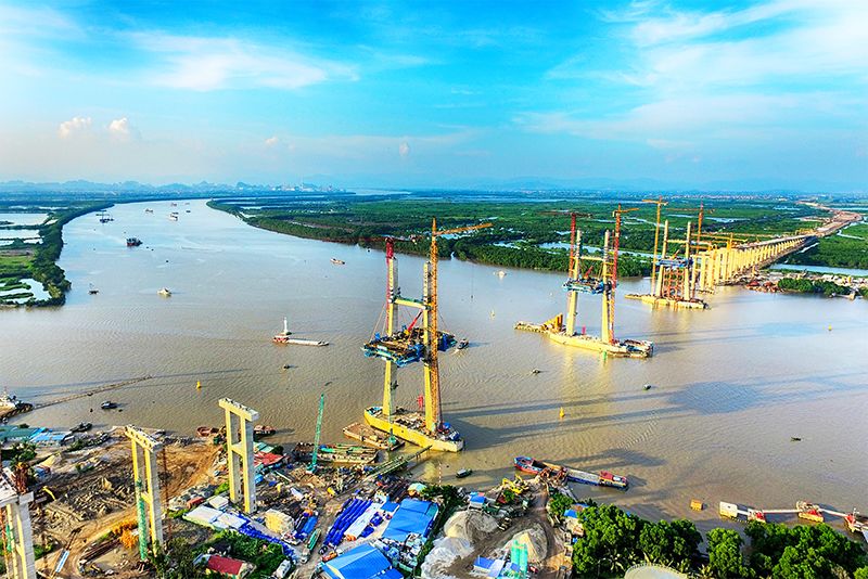 Cầu Bạch Đằng (cao tốc Hạ Long - Hải Phòng) được thiết kế là cầu dây văng hệ cáp 2 mặt phẳng, nhiều nhịp; cầu dài 700m với 4 nhịp, rộng 28m, tĩnh không thông thuyền cao 48,4m. Đây là công trình cầu dây văng nhiều nhịp lớn nhất cả nước do các đơn vị trong nước đầu tư, thiết kế, thi công.