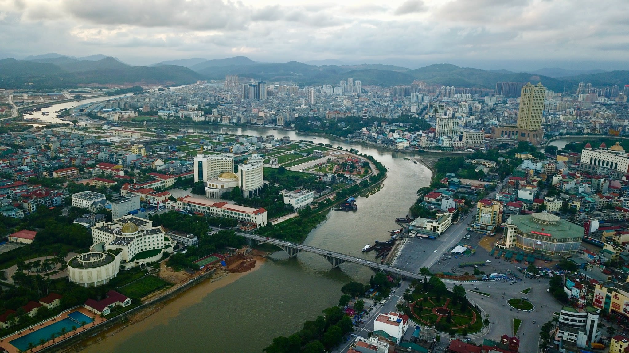 TP Móng Cái (Quảng Ninh-Việt Nam) tiếp giáp TP Đông Hưng (Quảng Tây-Trung Quốc)