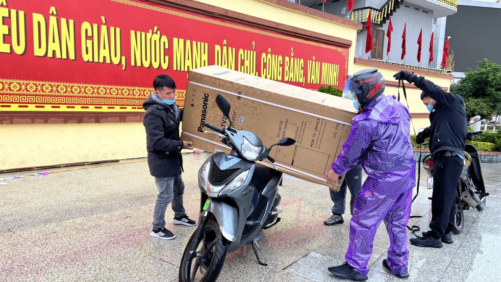 Anh Sùng Mí Chính phấn khởi với phần quà là chiếc tủ lạnh qua chương trình Bốc thăm trúng thưởng.