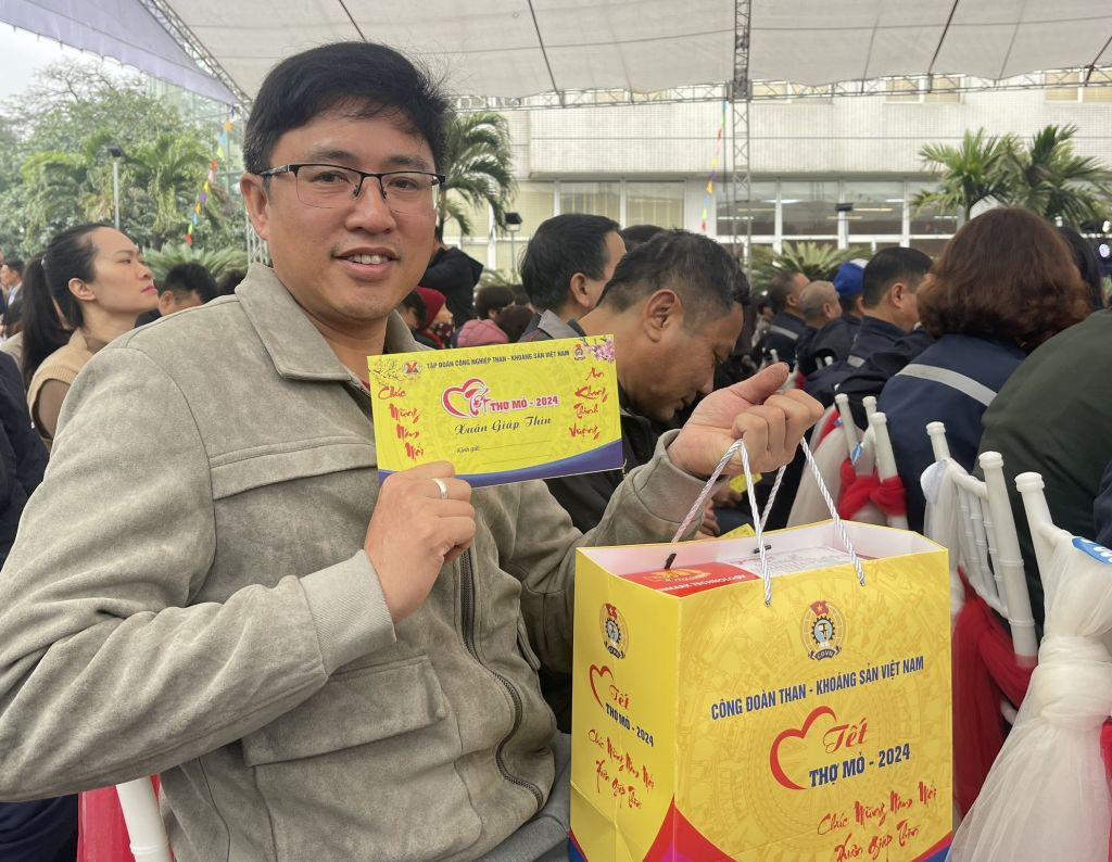 Niềm vui của công nhân khi được nhận quà Tết tại Chương trình “Tết thợ Mỏ - năm 2024”.