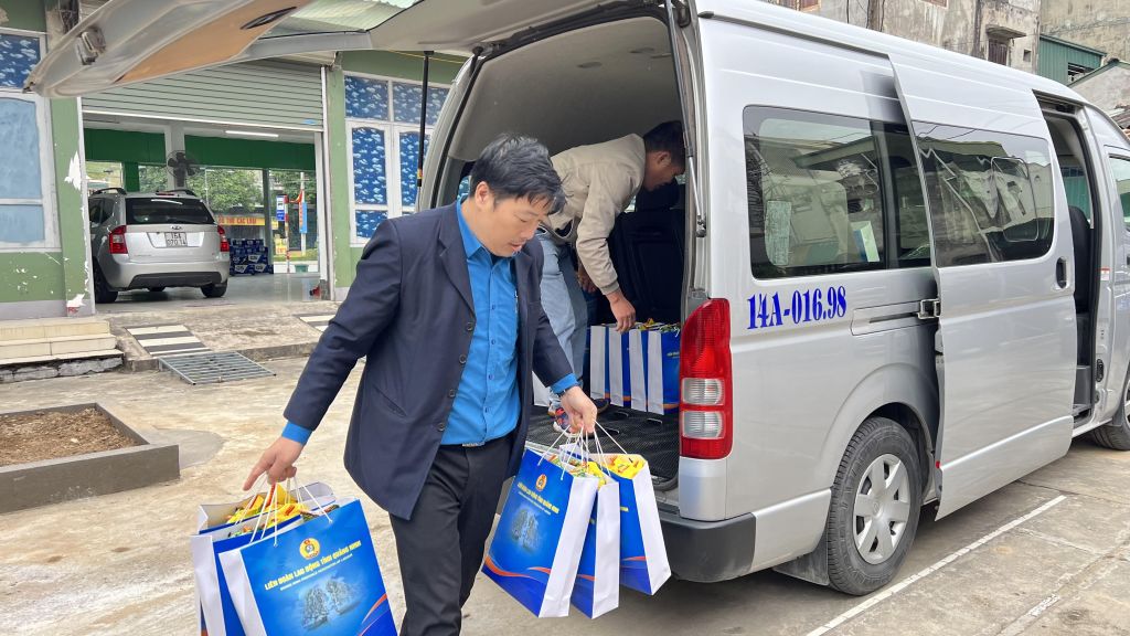 Những chuyến xe của LĐLĐ tỉnh chở hơi ấm mùa xuân cho CNLĐ.