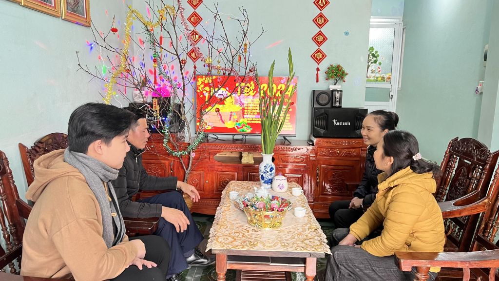 Không khí đầm ấm, vui vẻ hơn khi đồng nghiệp của vợ chồng chị Quế đến chơi.