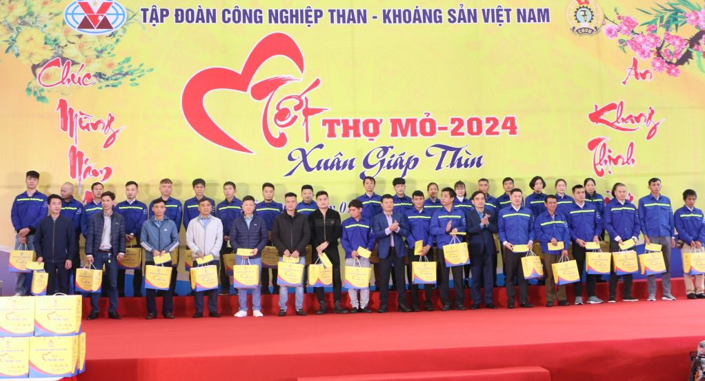Lãnh đạo Công đoàn TKV tặng quà Tết cho công nhân đạt thành tích tiêu biểu, công nhân có hoàn cảnh khó khăn trong Chương trình “Tết thợ Mỏ - năm 2024” vùng Cẩm Phả.