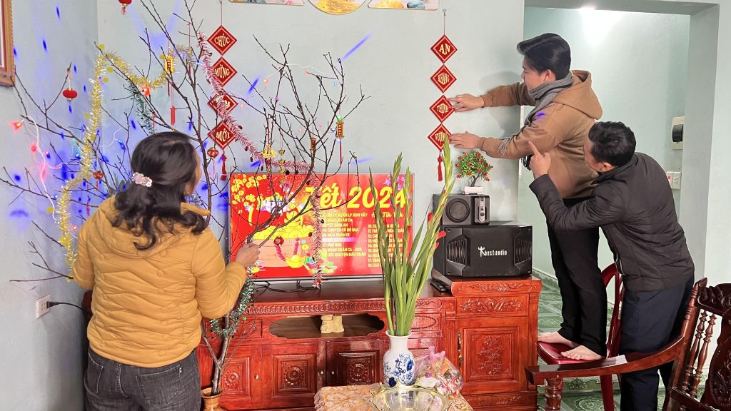 Gia đình chị Phạm Thị Quế trang trí nhà cửa đón Tết.