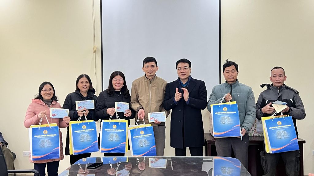 Lãnh đạo LĐLĐ tỉnh tặng quà Tết doanh nghiệp và CNLĐ khó khăn Công ty CP Gốm và xây dựng Yên Hưng.
