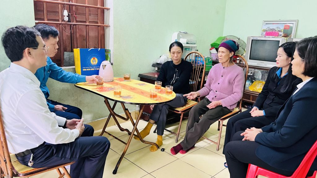 ... trở nên rộn ràng không khí mùa xuân khi các lãnh đạo Công ty, Công đoàn Than Mạo Khê đến thăm, tặng quà.