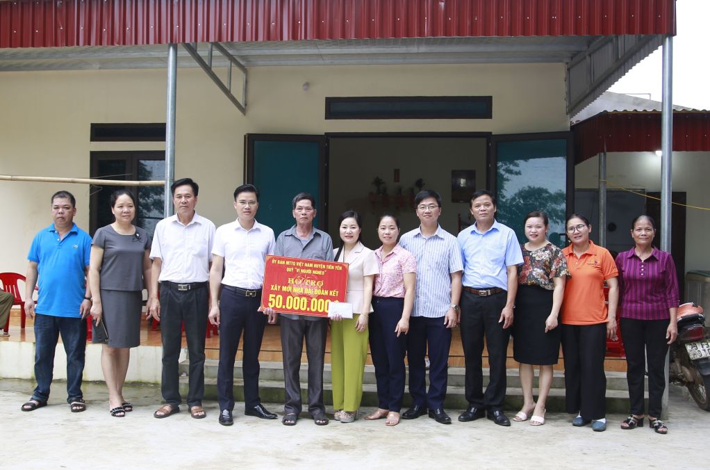 Ủy ban MTTQ huyện Tiên Yên bàn giao nhà "Đại đoàn kết" cho hộ nghèo xã Đông Ngũ.