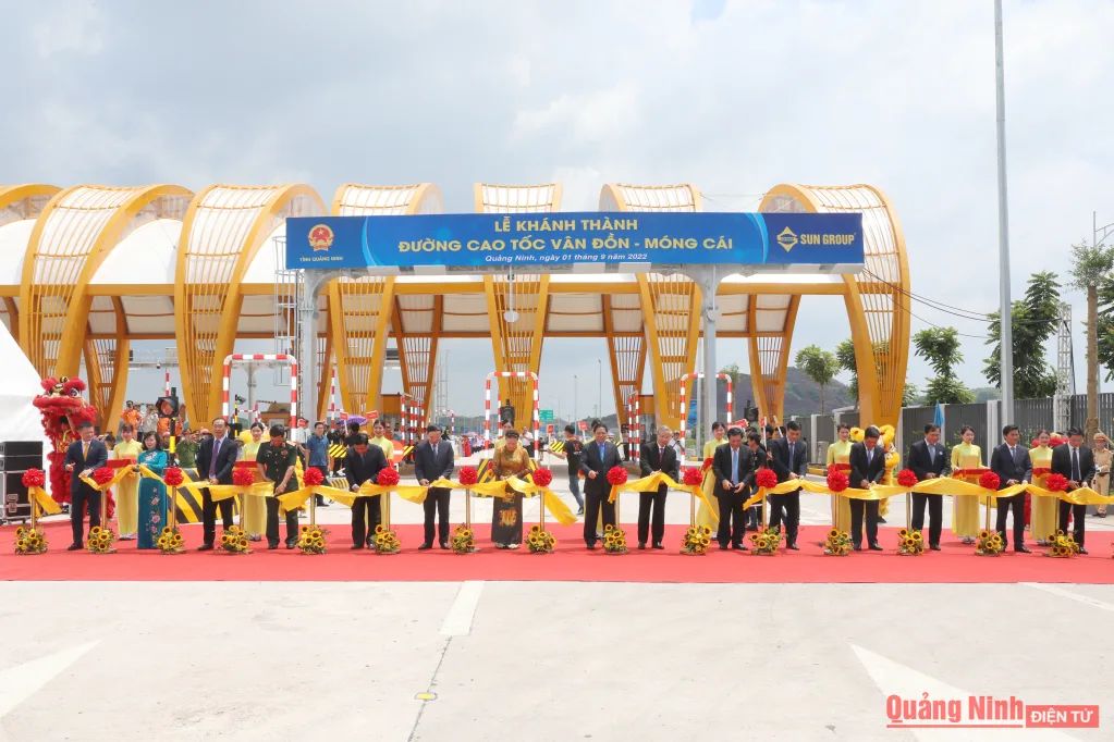 Đại biểu cắt băng khánh thành cao tốc Vân Đồn - Móng Cái. Ảnh: Đỗ Phương